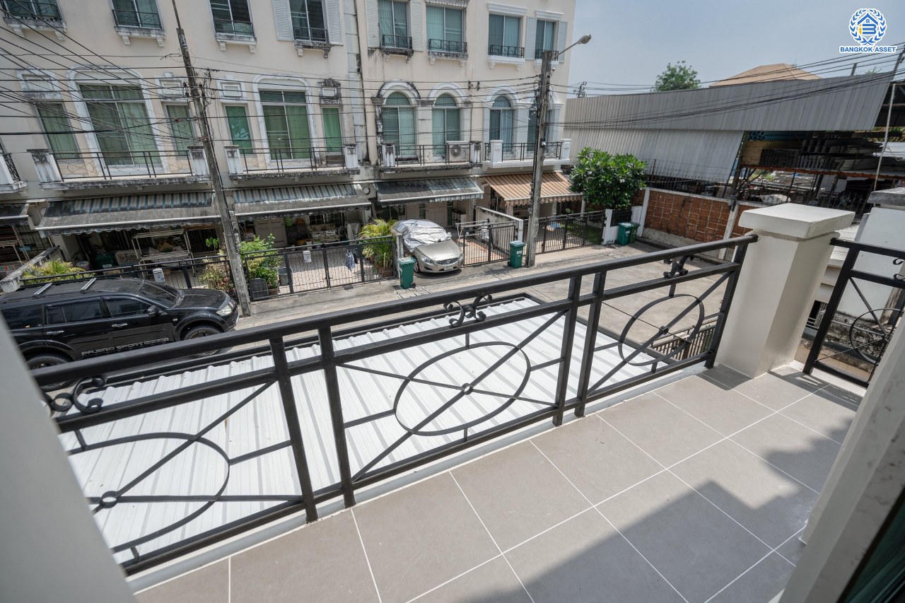 บ้านมือสองตกแต่งใหม่ โครงการ บ้านกลางเมืองสวิสทาวน์ เกษตร-นวมินทร์ แบรนด์ AP เนื้อที่ 20 ตร.ว. ฟังก์ชัน 3 ห้องนอน 3 ห้องน้ำ จอดรถได้ 2 คัน สภาพแวดล้อมเยี่ยม เชื่อมต่อ ถ.พหลโยธิน, ถ.เกษตร-นวมินทร์ ใกล้ ม.เกษตร, รถไฟฟ้าสายสีเขียว "สถานีมหาวิทยาลัยเกษตรศาสตร์" และทางด่วน "รามอินทรา-อาจณรงค์"